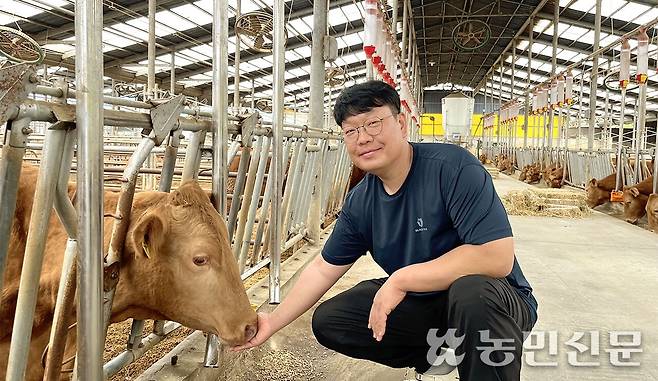 구철규 충북 보은 철규농장 대표가 축사에서 한우를 살펴보고 있다.