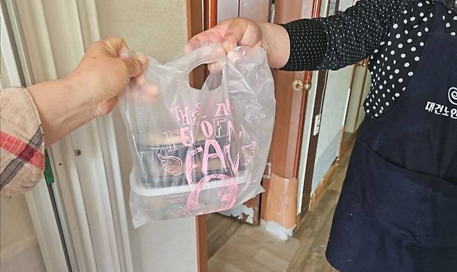 노인일자리 참여자가 어르신 가정에 식사를 배달하고 있다. 보성시니어클럽
