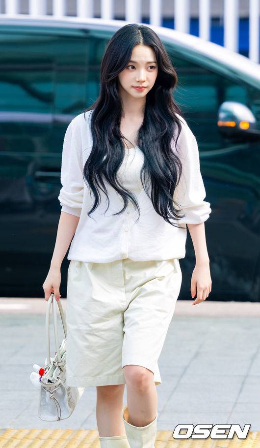 [OSEN=인천공항, 민경훈 기자] 그룹 에스파의 카리나와 윈터가 10일 오전 해외 일정 참석을 위해 인천공항을 통해 출국했다.에스파(aespa) 카리나&윈터는 이날 2026 북중미 월드컵 응원단에 합류하기 위해 대한민국 축구 국가대표팀의 첫 경기가 열리는 멕시코로 출국했다.에스파 카리나가 출국장으로 향하며 포즈를 취하고 있다. 2026.06.10 / rumi@osen.co.kr