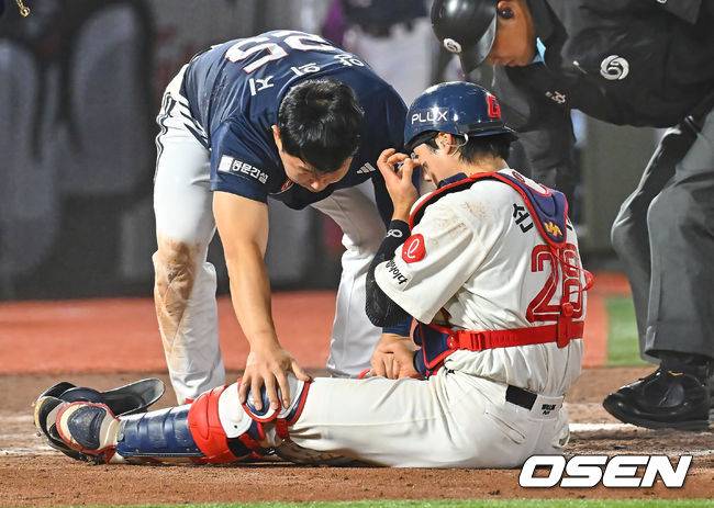 [OSEN=부산, 이석우 기자] 9일 부산 사직야구장에서 2026 신한 SOL KBO 리그 롯데 자이언츠와 두산 베어스의 경기가 열렸다. 홈팀 롯데는 나균안이, 방문팀 두산은 곽빈이 선발 출전했다.두산 베어스 양의지가 5회초 1사 1루 안재석의 우중간 2루타때 홈에서 세이프되며 롯데 자이언츠 손성빈과 충돌한 후 손을 잡고 위로하고 있다. 2026.06.09 / foto0307@osen.co.kr