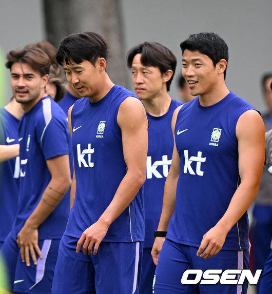 [OSEN=사포판(멕시코), 이대선 기자] 2026 북중미 월드컵에 참가하는 한국 축구국가대표팀이 9일(한국시각) 멕시코 과달라하라 인근 사포판의 치바스 베르데 바예에서 훈련을 진행했다.한국은 과달라하라에서 체코와 멕시코를 차례로 상대한 뒤 조별리그 마지막 경기를 치른다.손흥민, 황희찬이 훈련을 하고 있다. 2026.06.09 /sunday@osen.co.kr