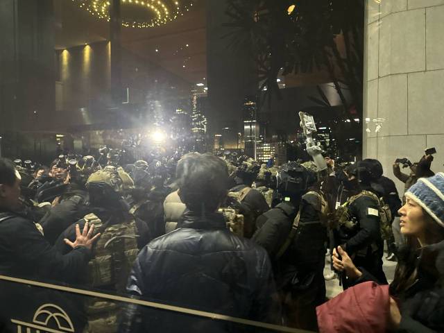 ▲2024년 12월 3일. 계엄군이 국회 본청 진입을 시도하고 있다. ⓒ프레시안