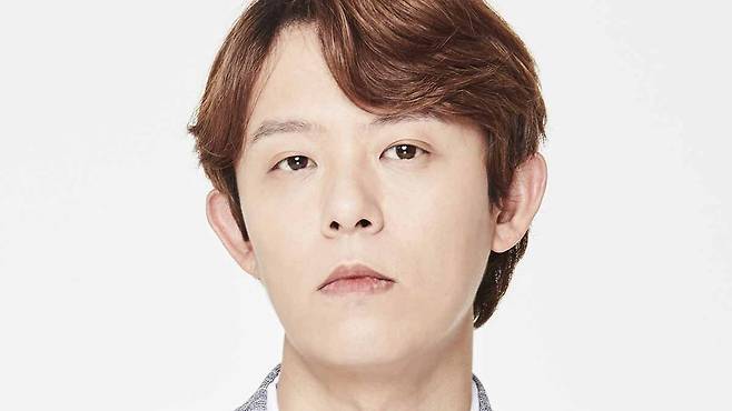 화려한 무대 뒤에서 정작 자신의 경제적 행방은 알지 못했던 토니안.&nbsp;비웨이브 엔터테인먼트 제공