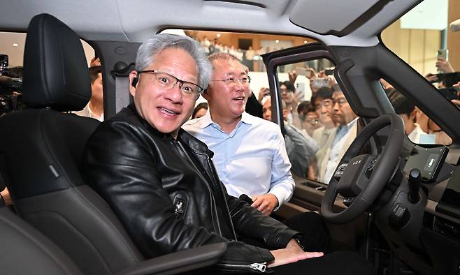젠슨 황 엔비디아 최고경영자(CEO)는 4박5일 동안 바쁜 방한 일정을 마치고 돌아갔다. 황 CEO가 지난 8일 귀국하기 전 정의선 현대차그룹 회장과 만나 기념 촬영을 하는 모습. 현대차 제공