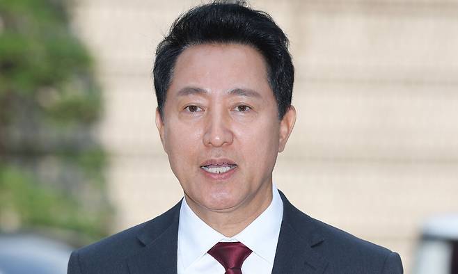 오세훈 서울시장이 10일 서울 서초구 서울중앙지방법원에서 열린 ''명태균 여론조사 의혹'' 사건 1심 속행 공판에 출석하며 취재진에 입장을 밝히고 있다. 연합뉴스