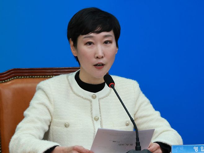 2024년 1월 29일 국회에서 열린 더불어민주당 11·12차 인재영입식에서 이지은 전 총경이 인사말을 하고 있다. 뉴시스