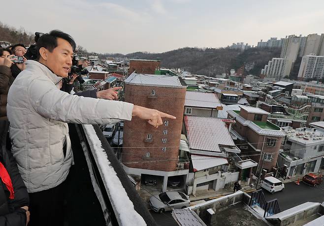 오세훈 서울시장이 1월 19일 서울 관악구 신림7구역 재개발사업 대상지를 찾아 현장 점검을 하고 있다. 연합뉴스