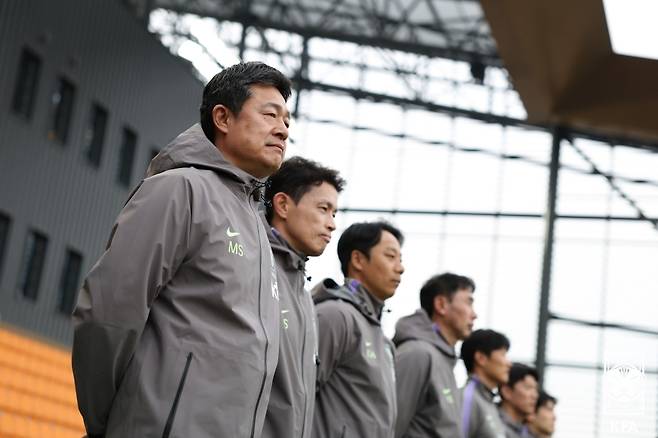 이민성 감독(왼쪽) 등 U-23 축구대표팀 코칭스태프. 대한축구협회 제공