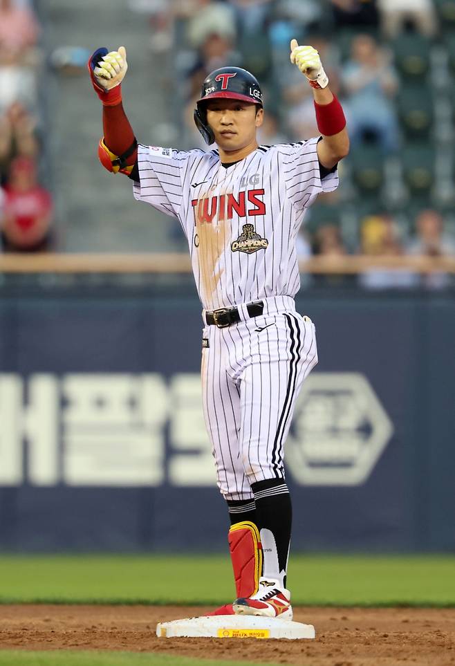 LG 트윈스 박해민이 9일 서울 잠실야구장에서 열린 SSG 랜더스와 2026 신한 SOL KBO리그 홈경기에서 2회말 2타점 적시타를 날리고 세리머니를 하고 있다. /사진=뉴시스
