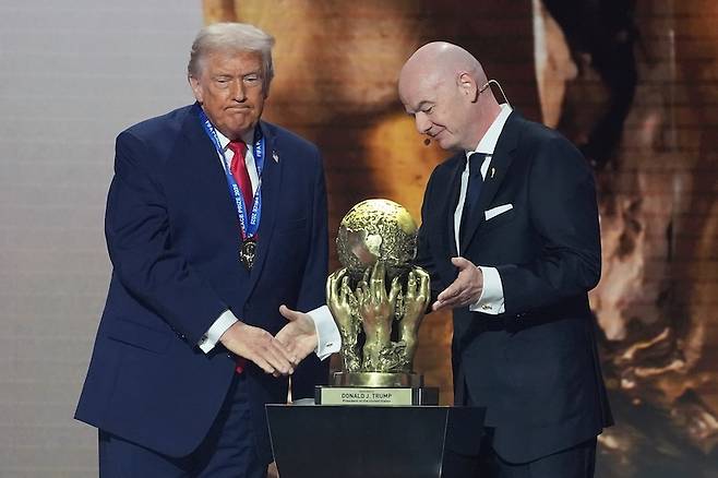2025년 12월 5일 워싱턴 케네디 센터에서 열린 2026년 월드컵 개최지 추첨식에서 잔니 인판티노 FIFA 회장(오른쪽)이 도널드 트럼프 미국 대통령에게 FIFA 평화상을 수여하고 있다.[사진 | 뉴시스]