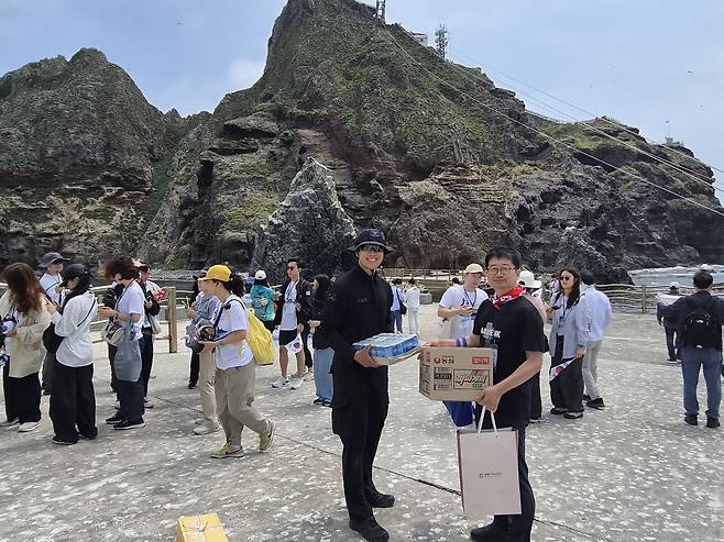 독도경비대에 위문품을 전달하는 동북아역사재단 동북아역사재단 제공