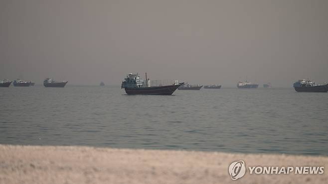 호르무즈 해협의 선박들 8일(현지시간) 오만 무산담 반도에서 바라본 호르무즈 해협에 선박들이 닻을 내리고 있다. [로이터=연합뉴스. 재판매 및 DB 금지]