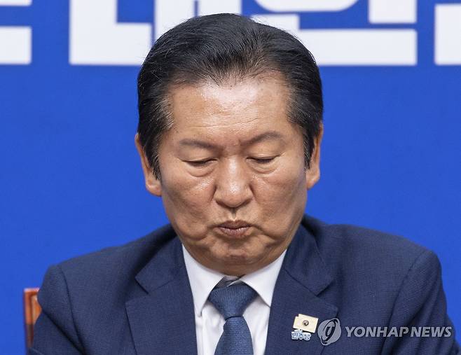 지방선거 후 첫 공개 최고위에서 생각에 잠긴 정청래 대표 (서울=연합뉴스) 황광모 기자 = 더불어민주당 정청래 대표가 10일 국회에서 지방선거 이후 처음으로 열린 최고위원회의에서 발언을 마친 뒤 생각에 잠겨 있다. 2026.6.10 hkmpooh@yna.co.kr