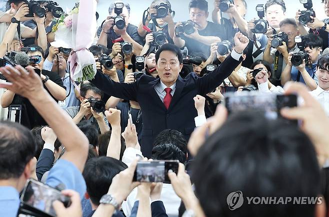 지지자 향해 인사하는 오세훈 시장 (서울=연합뉴스) 김주형 기자 =  6·3 지방선거에서 서울시장 당선이 사실상 확정된 국민의힘 오세훈 후보가 9회 전국동시지방선거일 다음날인 4일 서울 종로구 대왕빌딩에 마련된 선거사무소에서 입장 발표 뒤 지지자들을 향해 인사하고 있다. 2026.6.4 kjhpress@yna.co.kr