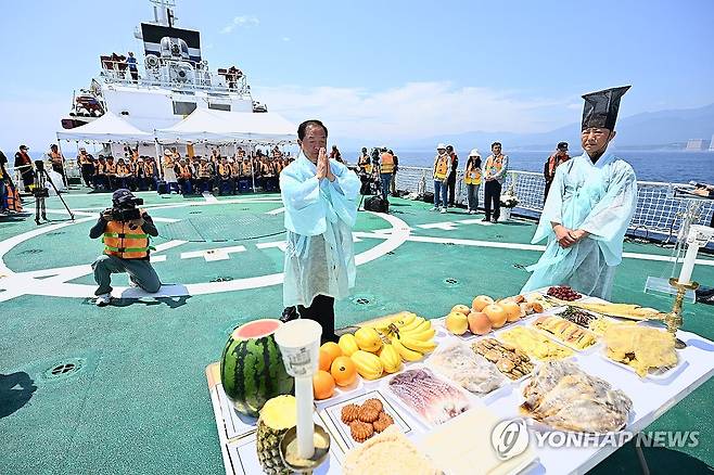 속초 실향민 문화축제 '함상 위령제' [연합뉴스 자료사진]