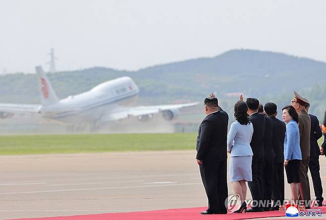 방북 일정 마치고 귀국하는 시진핑 (평양 조선중앙통신=연합뉴스) 김정은 국무위원장의 초청으로 북한을 국빈 방문했던 시진핑 중국 국가주석과 부인 펑리위안 여사가 1박2일간의 일정을 마치고 지난 9일 오후 전용기로 평양을 출발했다고 조선중앙통신이 10일 보도했다. 평양 국제비행장에서 김 위원장과 부인 리설주 여사가 환송했다. 2026.6.10 
    [국내에서만 사용가능. 재배포 금지. For Use Only in the Republic of Korea. No Redistribution] nkphoto@yna.co.kr