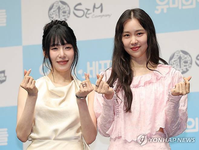 '우리는 유미' 티파니 영-김예원 (서울=연합뉴스) 이재희 기자 = 10일 서울 광진구 1975씨어터에서 열린 뮤지컬 '유미의 세포들' 제작발표회에서 유미 역을 맡은 배우 티파니 영(왼쪽)과 김예원이 포즈를 취하고 있다. 이 공연은 6월 30일부터 예술의전당에서 열린다. 2026.6.10 scape@yna.co.kr