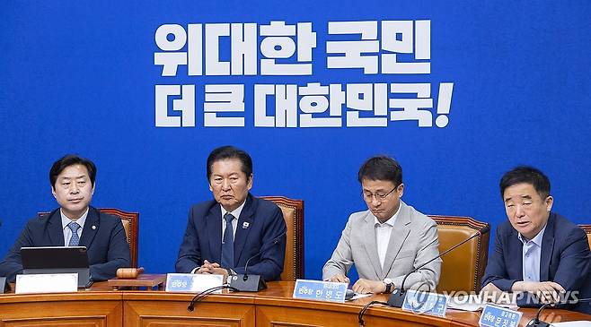 지선 결과 지도부 책임론 발언하는 강득구 최고위원 (서울=연합뉴스) 황광모 기자 = 더불어민주당 강득구 최고위원(오른쪽)이 10일 국회에서 지방선거 이후 처음으로 열린 최고위원회의에서 선거 결과에 대한 지도부 책임론을 강조하는 발언을 하고 있다. 2026.6.10 hkmpooh@yna.co.kr
