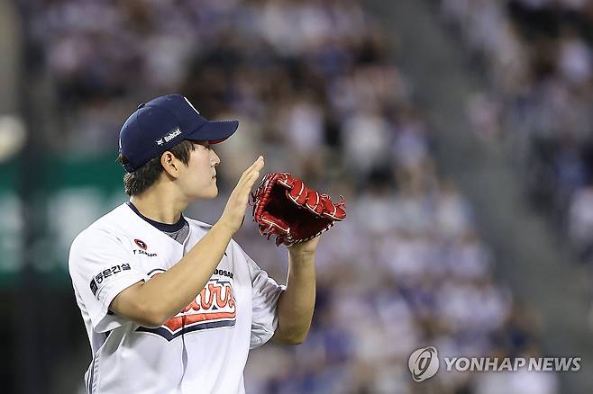 9회 틀어막은 김택연 (서울=연합뉴스) 서대연 기자 = 28일 서울 잠실야구장에서 열린 프로야구 2025 신한 SOL 뱅크 KBO리그 삼성 라이온즈와 두산 베어스의 경기.
    9회초 두산 투수 김택연이 무실점으로 이닝을 마친 뒤 더그아웃으로 향하며 박수를 치고 있다. 2025.8.28 dwise@yna.co.kr