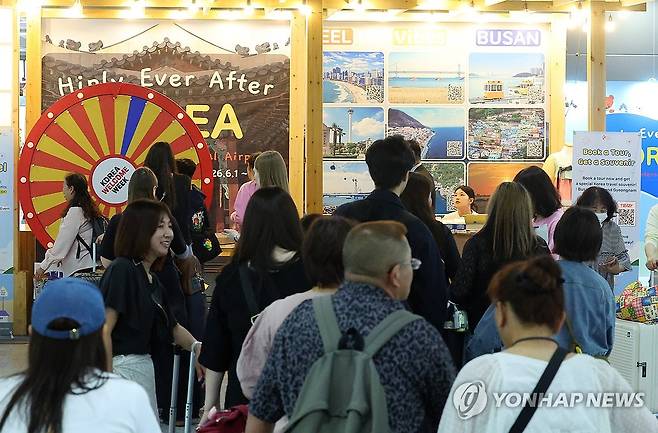 부산 도착한 아미들 (부산=연합뉴스) 손형주 기자 = 10일 오후 부산 김해국제공항 입국장에서 세계 각국에서 온 BTS 팬들이 한국관광공사가 마련한 BTS 팬 환영 부스에 길게 줄지어 서 있다. 방탄소년단(BTS) 월드투어 아리랑 IN 부산' 공연은 12일, 13일 이틀에 걸쳐 부산 아시아드 주 경기장에서 열린다. 부산시는 10만명의 국내외 팬들이 부산을 찾을 것으로 예상했다. 2026.6.10 handbrother@yna.co.kr
