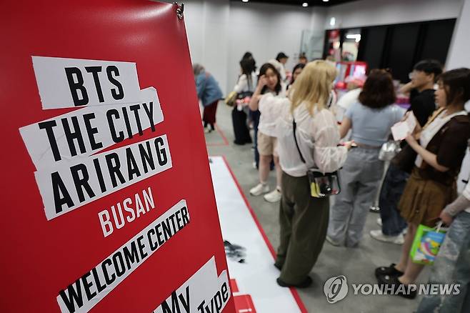 BTS 웰컴센터 찾은 외국인 팬들 (부산=연합뉴스) 박성제 기자 = 10일 부산 동구 부산역 유라시아플랫폼에 마련된 'BTS THE CITY 아리랑 부산 웰컴센터'를 찾은 외국인 관광객들이 체험존에 들어가기 위해 줄을 서 있다.
    웰컴센터에서는 부산 관광 안내, 짐캐리 연계 짐보관·배송 서비스를 제공하며, 음악 체험존, K-뷰티존, 포토이즘, 부산 관광 체험존, 구글 제미나이 인공지능 체험 부스 등도 마련된다. 2026.6.10 psj19@yna.co.kr