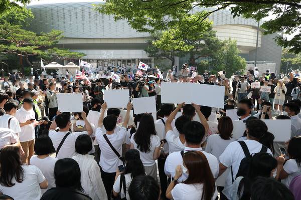 6·3 지방선거 투표용지 부족 사태로 빚어진 ‘잠실 개표소 봉쇄 시위’가 이어지고 있는 11일 서울 송파구 올림픽공원 핸드볼경기장에서 참가자들이 구호를 외치고 있다. 2026.6.11 /연합뉴스