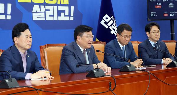 국민의힘&nbsp;정점식 신임 원내대표(왼쪽)가 11일 국회에서 취임 인사차 더불어민주당 한병도 원내대표를 만나 발언하고 있다. 왼쪽부터&nbsp;국민의힘&nbsp;김승수 신임 원내운영수석부대표, 정 원내대표, 더불어민주당 한 원내대표, 천준호 원내운영수석부대표. 2026.6.11&nbsp;[사진=연합뉴스]&nbsp;