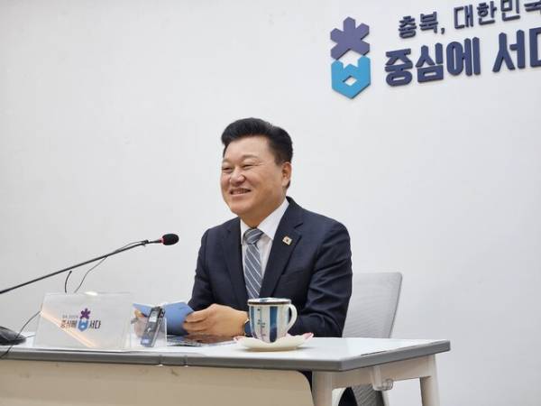신용한 충북지사 당선인이 11일 충북도청 브리핑룸에서 기자간담회를 갖고 2차 공공기관 이전과 청주국제공항 민간활주로 신설 등 충북 현안에 대한 의견을 밝히고 있다./안성수 기자