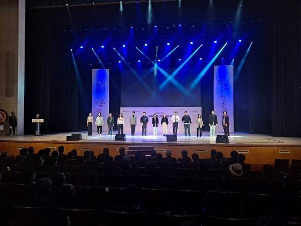 43주년 부마민주항쟁 기념식이 2022년 10월 16일 부산시민회관에서 열렸다. 뮤지컬 '10월의 이름들' 무대가 펼쳐지고 있다. /경남도민일보DB