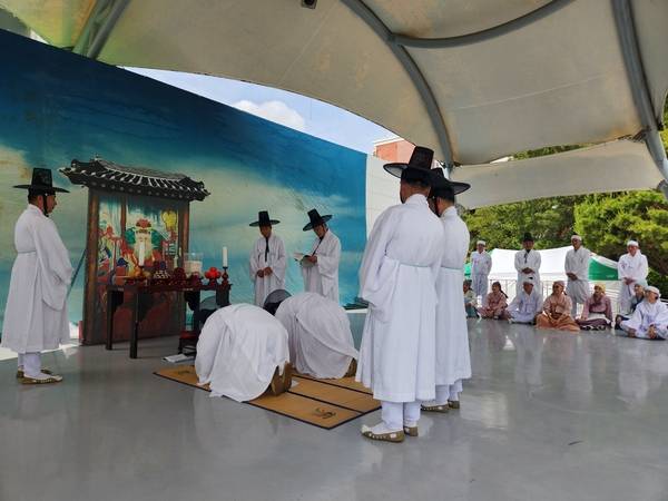 경상남도 무형유산 '마산성신대제' 공개행사가 5월 23일 창원시립마산음악관 야외무대에서 열리고 있다. 마산성신대제보존회 회원들이 성신제를 봉행하고 있다. /류민기 기자