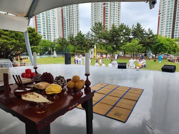 경상남도 무형유산 '마산성신대제' 공개행사가 5월 23일 창원시립마산음악관 야외무대에서 열리고 있다. 대동놀이판에서 마산오광대 탈놀이가 연희되고 있다. /류민기 기자