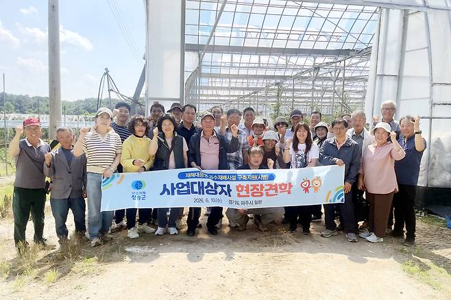 청송군이 기후변화 대응과 청송사과 경쟁력 강화를 위해 추진하는 ‘청송형 사과 스마트하우스’ 사업 대상 농가들이 경기도 파주시 선진 사과 하우스 농가를 견학하고 기념촬영을 하고 있다. /청송군 제공