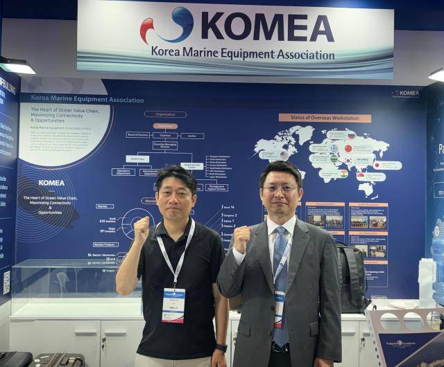 이항길 한국조선해양기자재공업협동조합(KOMEA) 기업지원실장(왼쪽)과 손진포 KOMEA 그리스 거점기지 전문위원이 지난 5일(현지시간) 그리스 아테네에서 열린 세계 최대 해양박람회 '포시도니아 2026' 한국관 내 KOMEA 부스에서 기념촬영을 하고 있다. [사진=이나경 기자]