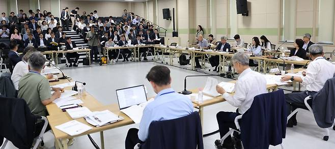 지난 10일 열린 전남광주대전환기획위원회 회의에서 위원들이 광주시와 전남도 관계자들로부터 업무보고를 받고 있다. /제공=전남광주대전환기획위원회