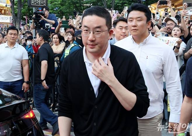 구광모 LG그룹 회장이 5일 오후 서울 마포구 형님저요 고깃집에서 젠슨 황 엔비디아 창립자 겸 최고경영자, 최태원 SK그룹 회장, 이해진 네이버 의장과 함께 '삼겹살 회동'을 하기 위해 이동하고 있다. 사진=강민석 기자