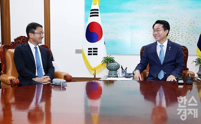 조정식 국회의장이 11일 오후 서울 여의도 국회의장 집무실에서 열린 여야 원내대표 회동에서 더불어민주당 한병도 원내대표와 얘기를 나누고 있다. / 이호형 기자 leemario@sporbiz.co.kr 2026.06.11