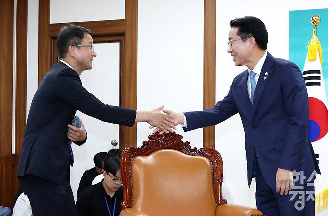 조정식 국회의장이 11일 오후 서울 여의도 국회의장 집무실에서 여야 원내대표와 회동에 앞서 더불어민주당 한병도 원내대표와 인사를 나누고 있다. / 이호형 기자 leemario@sporbiz.co.kr 2026.06.11
