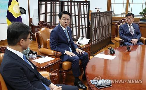 조정식 국회의장, 여야 원내대표 회동 주재(서울=연합뉴스) 배재만 기자 = 조정식 국회의장이 11일 서울 여의도 국회의장 집무실에서 열린 여야 원내대표 회동에서 발언하고 있다. 2026.6.11 [공동취재] scoop@yna.co.kr