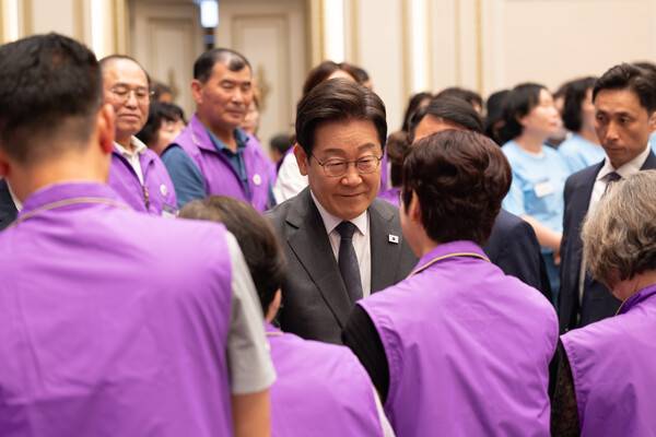 2025년 7월 16일 이재명 대통령이 청와대 영빈관에서 열린 '기억과 위로, 치유의 대화' 사회적 참사 유가족 간담회에서 10·29 이태원 참사 유가족과 인사하고 있다. 2025.7.16 [대통령실 제공] 연합뉴스