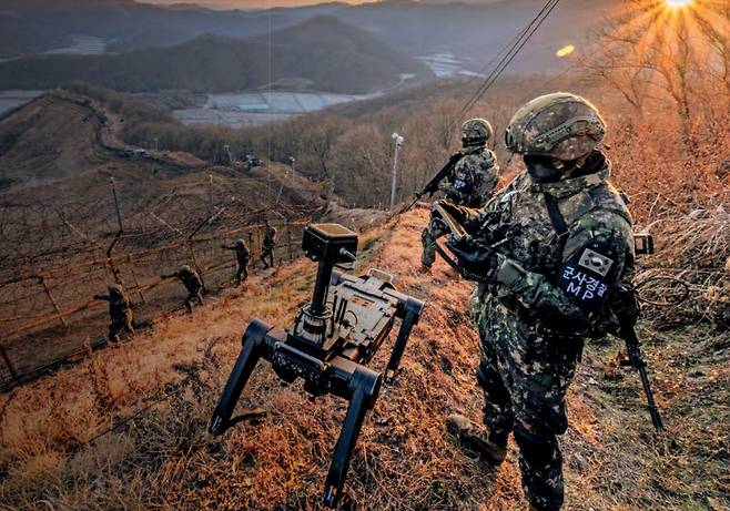 육군 5사단 장병들이 철책 이상 유뮤를 점검하고 있다. (사진=육군)