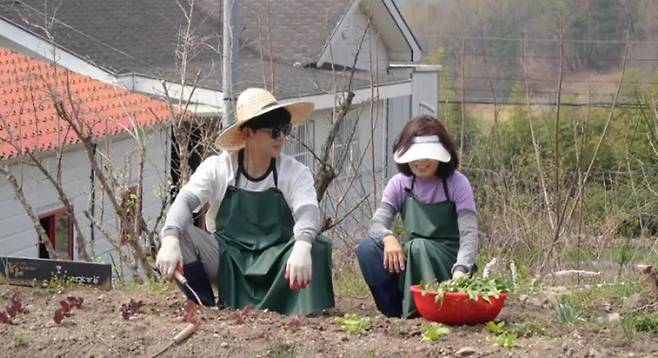Actor Ji Seung-hyun will appear on KBS 2TVs New Menu: Bistro to express his deep affection and gratitude toward his mother-in-law, who believed in him and waited patiently throughout his 14-year struggle as an unknown actor. Ji Seung-hyun will share a glimpse of his daily life in Miryang and showcase his warm family bonds, including presenting his mother-in-law—who believed in him during his difficult past—with a credit card.