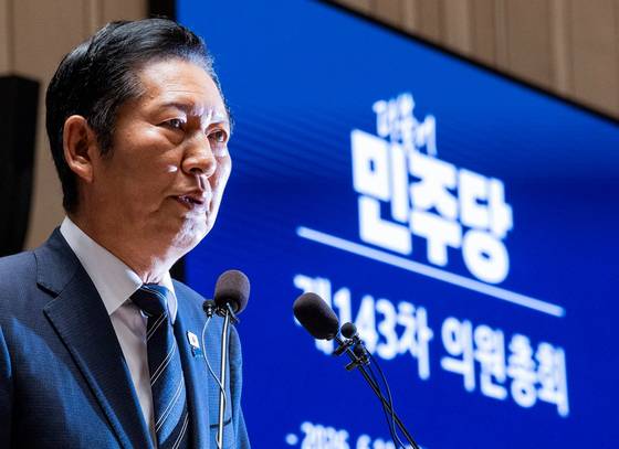 정청래 더불어민주당 대표가 11일 국회에서 열린 의원총회에서 발언하고 있다. 〈사진=연합뉴스〉