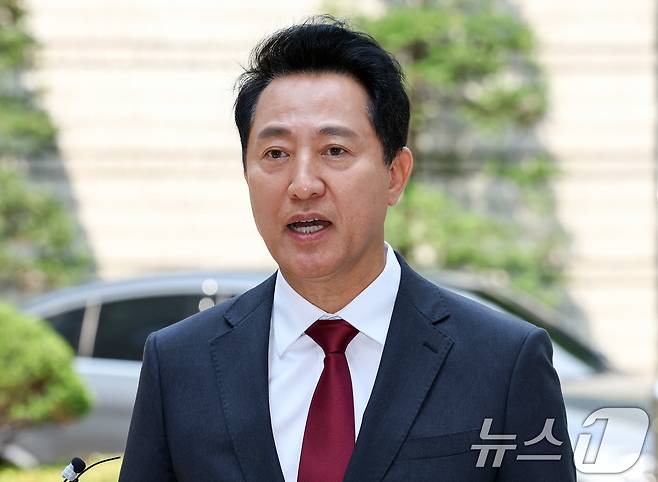 오세훈 서울시장이 10일 서울 서초구 서울중앙지방법원에서 열린 '명태균 여론조사 의혹' 사건 1심 속행 공판에 출석하며 취재진 질문에 답하고 있다. 2026.6.10 ⓒ 뉴스1 최지환 기자