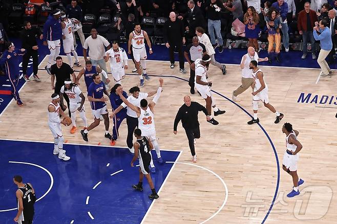 미국프로농구(NBA) 뉴욕 닉스가 29점 차 열세를 뒤집고 파이널 4차전을 가져갔다.ⓒ AFP=뉴스1