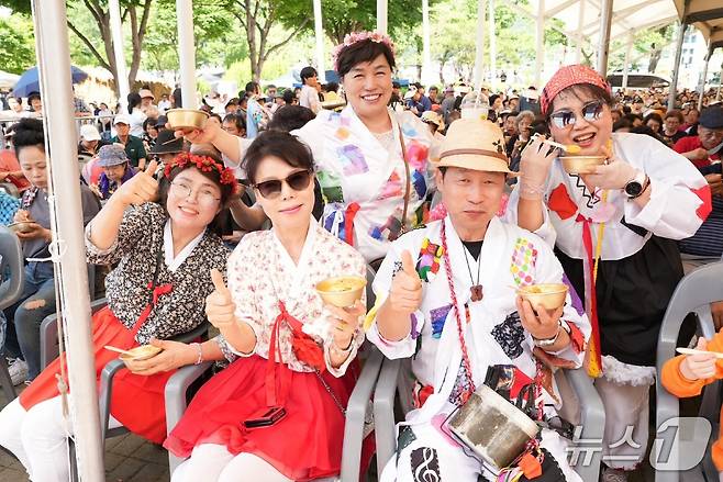 26회 음성품바축제 천인의비빔밥 나누기 행사(음성군 제공. 재판매 및 DB금지)/뉴스1