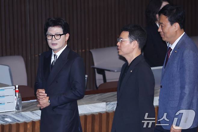 한동훈 무소속 의원과 박정훈 국민의힘 의원이 11일 서울 여의도 국회 제436회국회(임시회) 제2차 본회의에서 대화하고 있다. 2026.6.11 ⓒ 뉴스1 신웅수 기자