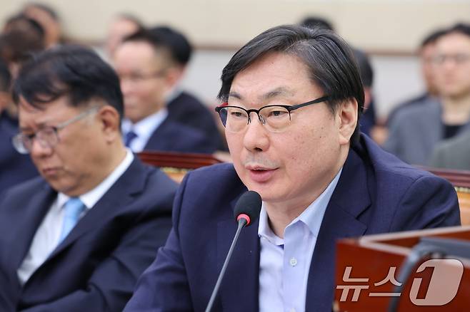 이화영 전 경기도 평화부지사가 14일 서울 여의도 국회 윤석열정권정치검찰조작기소의혹사건진상규명국정조사특별위원회에서 열린 쌍방울 대북송금 조작기소 의혹 사건 청문회에서 발언을 하고 있다. 2026.4.14 ⓒ 뉴스1 신웅수 기자