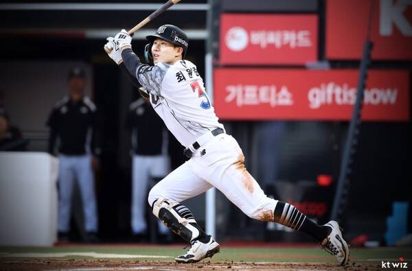 10일 KT가 수원 KT위즈파크에서 열린 2026 신한 SOL KBO리그 삼성과의 주중 3연전 두 번째 경기에서 4-3으로 꺾고 시즌 36승(1무24패)째를 수확했다. ( KT 최원준, 4타수 2안타 2타점 1삼진 1볼넷). /사진=KT 위즈