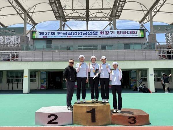 제37회 한국실업양궁연맹 회장기 양궁대회에서 유시현 선수가 금메달 수상 후 순천시청팀과 기념사진을 촬영하고 있다(임동일 감독 이은경 유시현 탁해윤 남수현)/사진=순천시