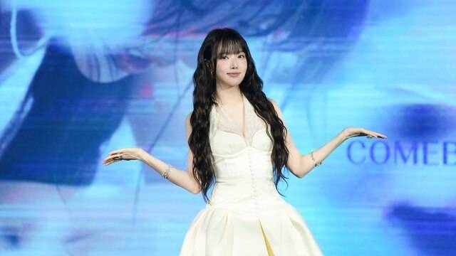 예린은 네 번째 EP 'REACH YOU'가 밴드 사운드를 중심으로 하는 만큼 더 많은 라이브 무대에서 팬과 만날 것을 약속했다./에이사이드컴퍼니